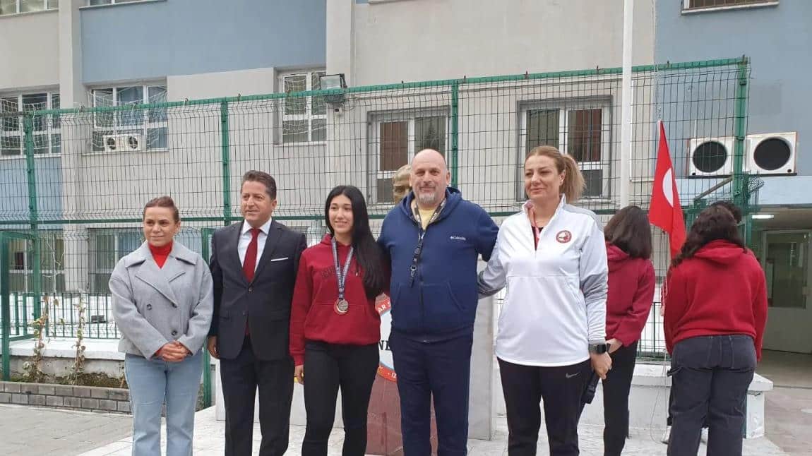 Öğrencimiz Sinem Kor disk atma u16 kadınlarda Türkiye ikincisi olarak hepimizi gururlandırmıştır. 