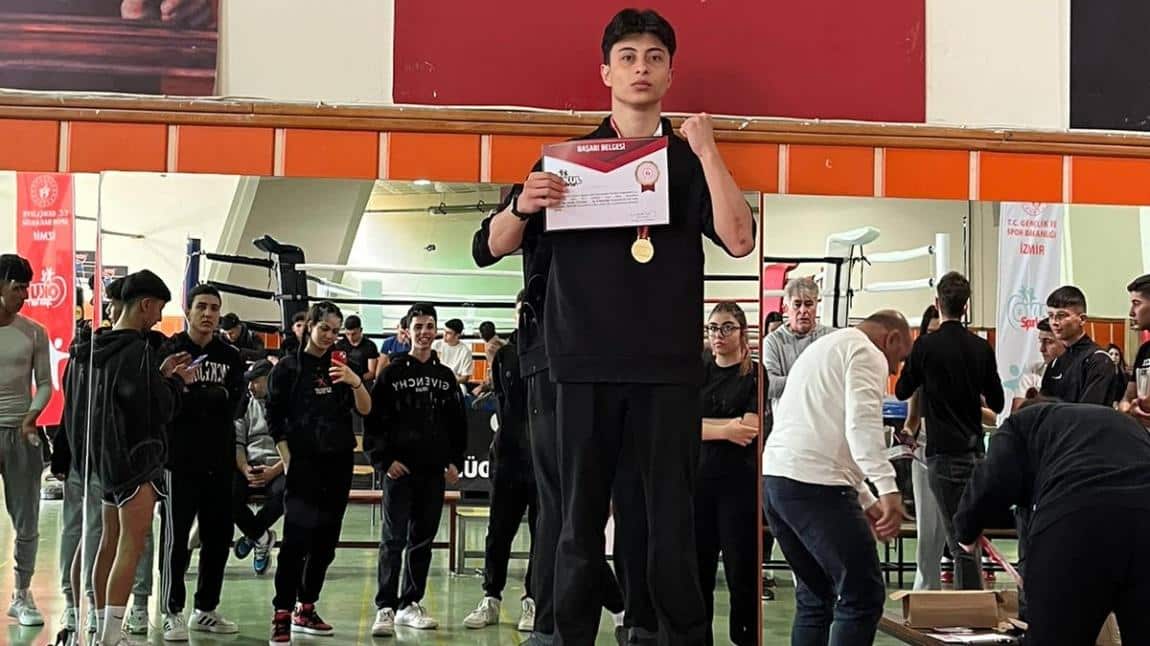 Öğrencimiz Ahmet Kerem Güven, Muhay Thai Turnuvasında Ege Bölge Şampiyonu olmuştur. Öğrencimizi tebrik ediyoruz, başarılarının devamını diliyoruz.